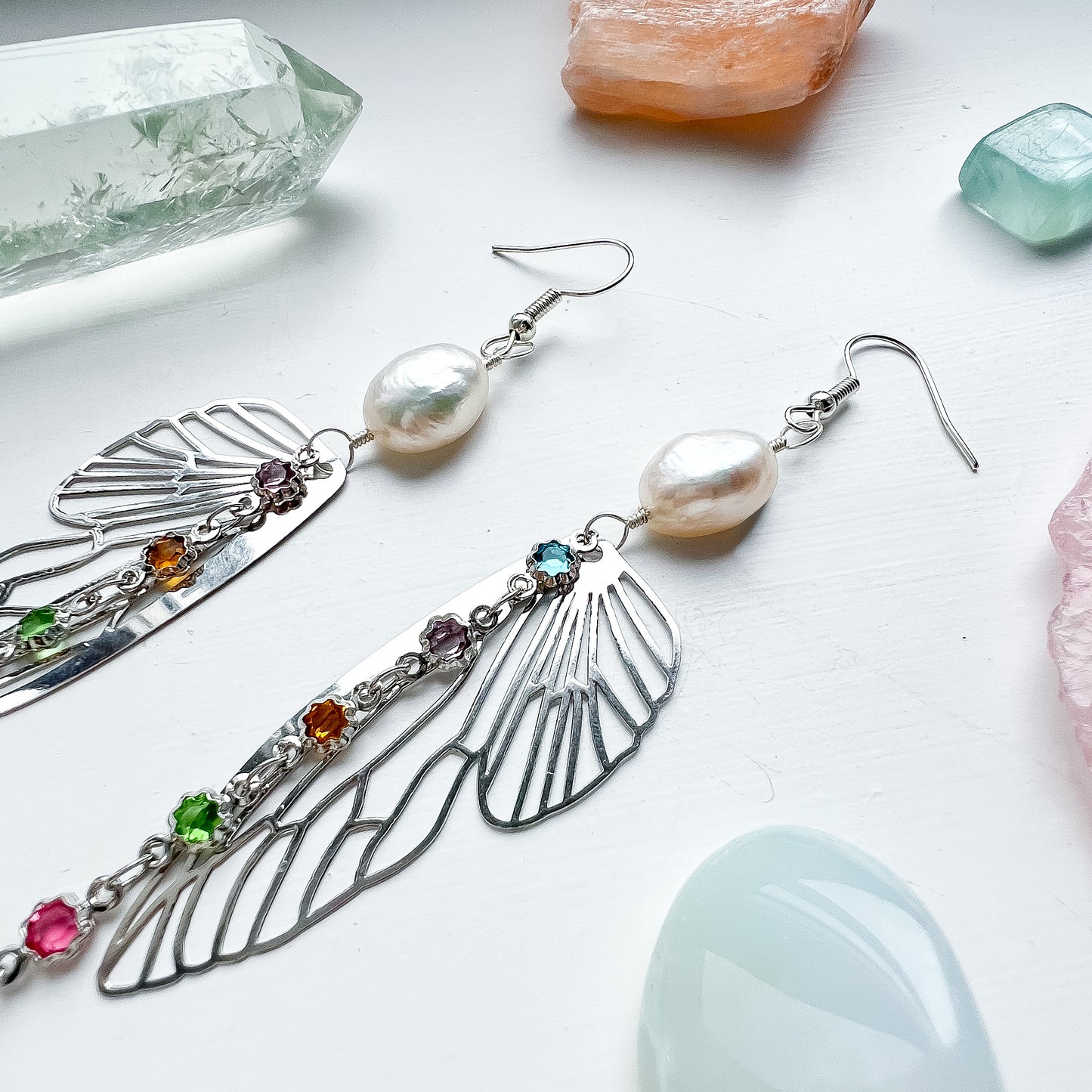 .🦋 Pearl glimmer-wing earrings - silver flower chain