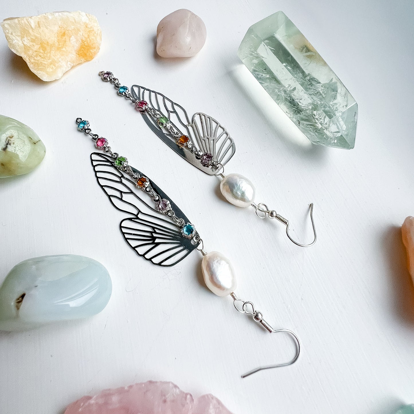 .🦋 Pearl glimmer-wing earrings - silver flower chain