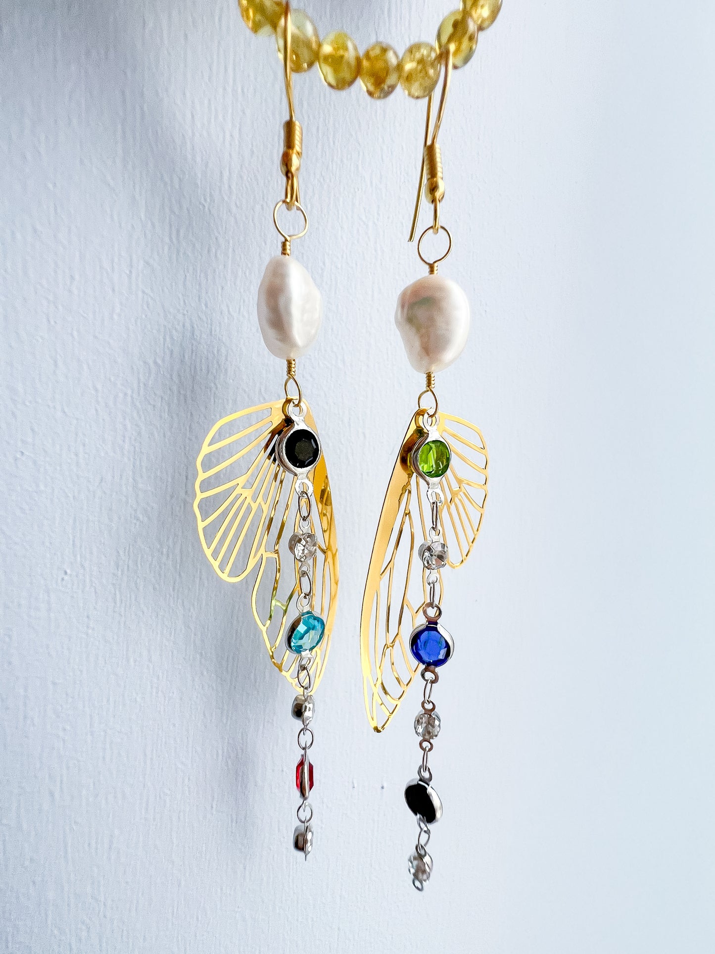 .🦋 Pearl glimmer-wing earrings - gold wing silver chain