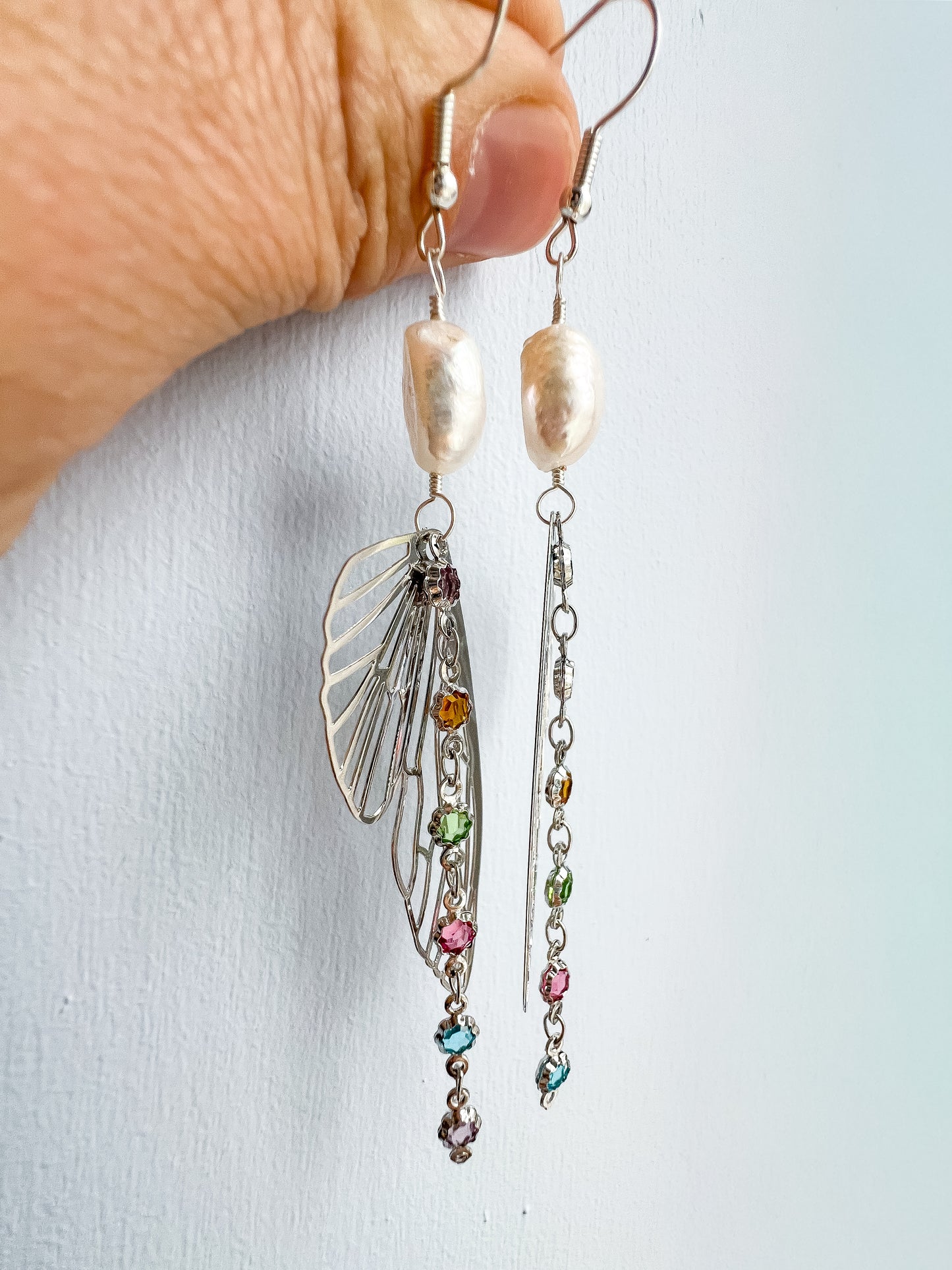 .🦋 Pearl glimmer-wing earrings - silver flower chain