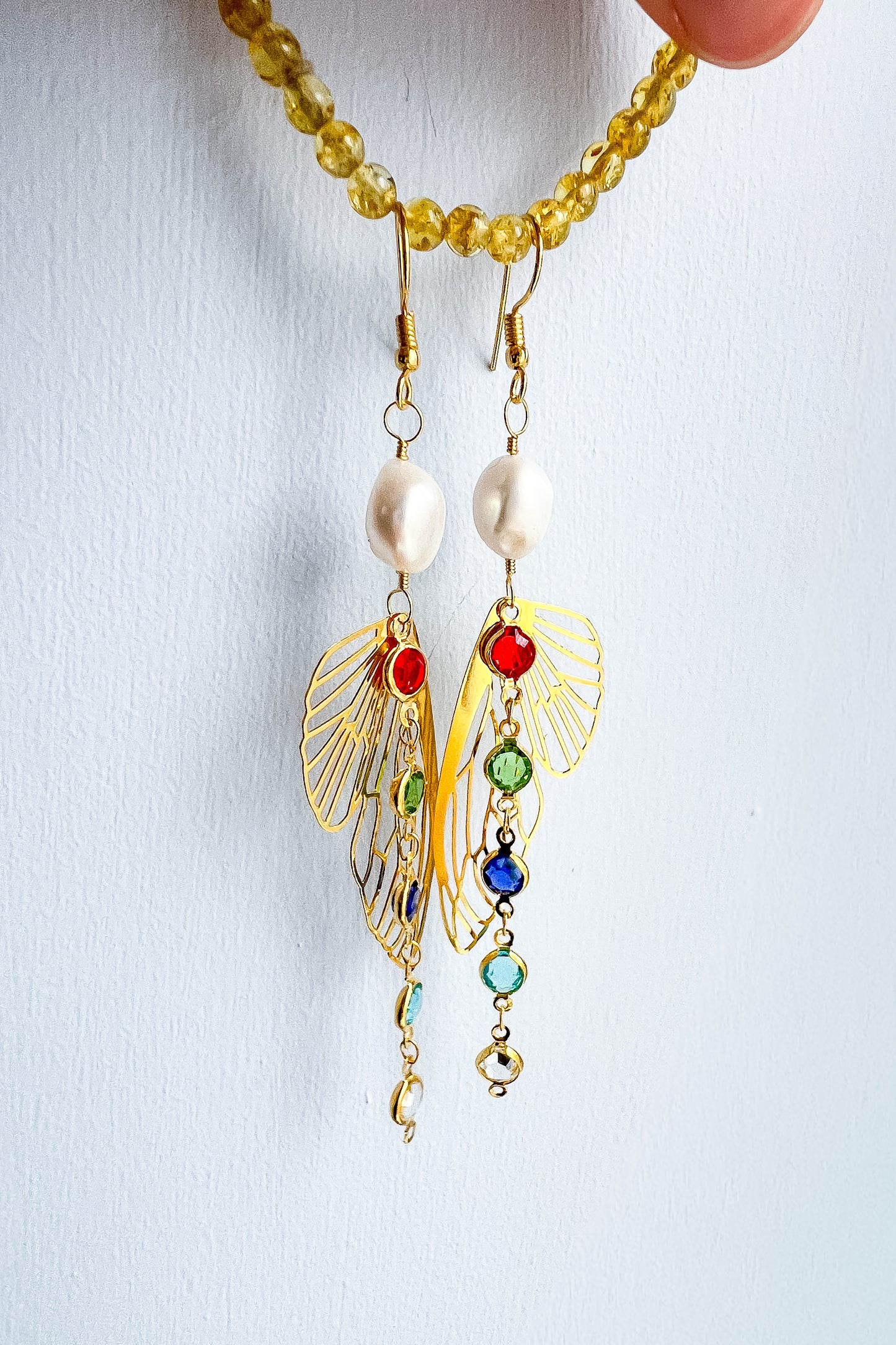 .🦋 Pearl glimmer-wing earrings - gold wings rainbow chain