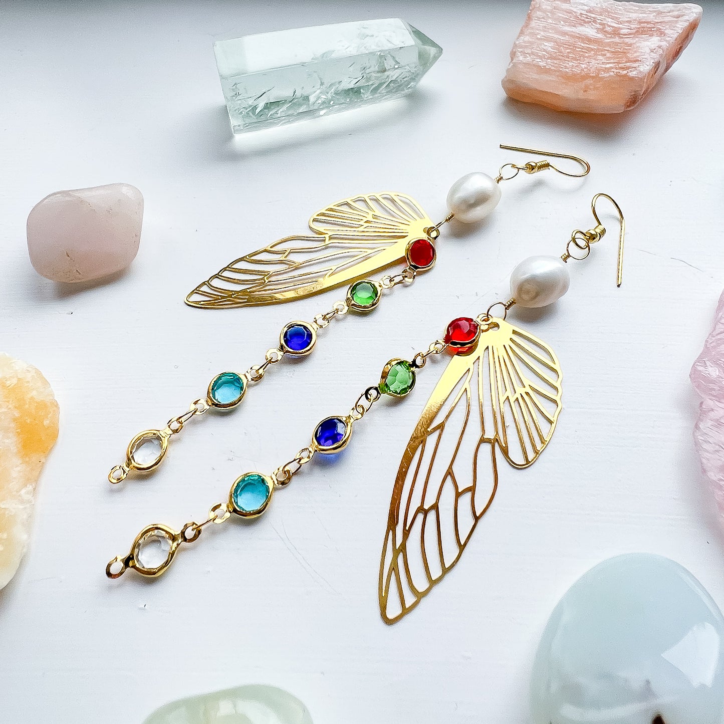 .🦋 Pearl glimmer-wing earrings - gold wings rainbow chain