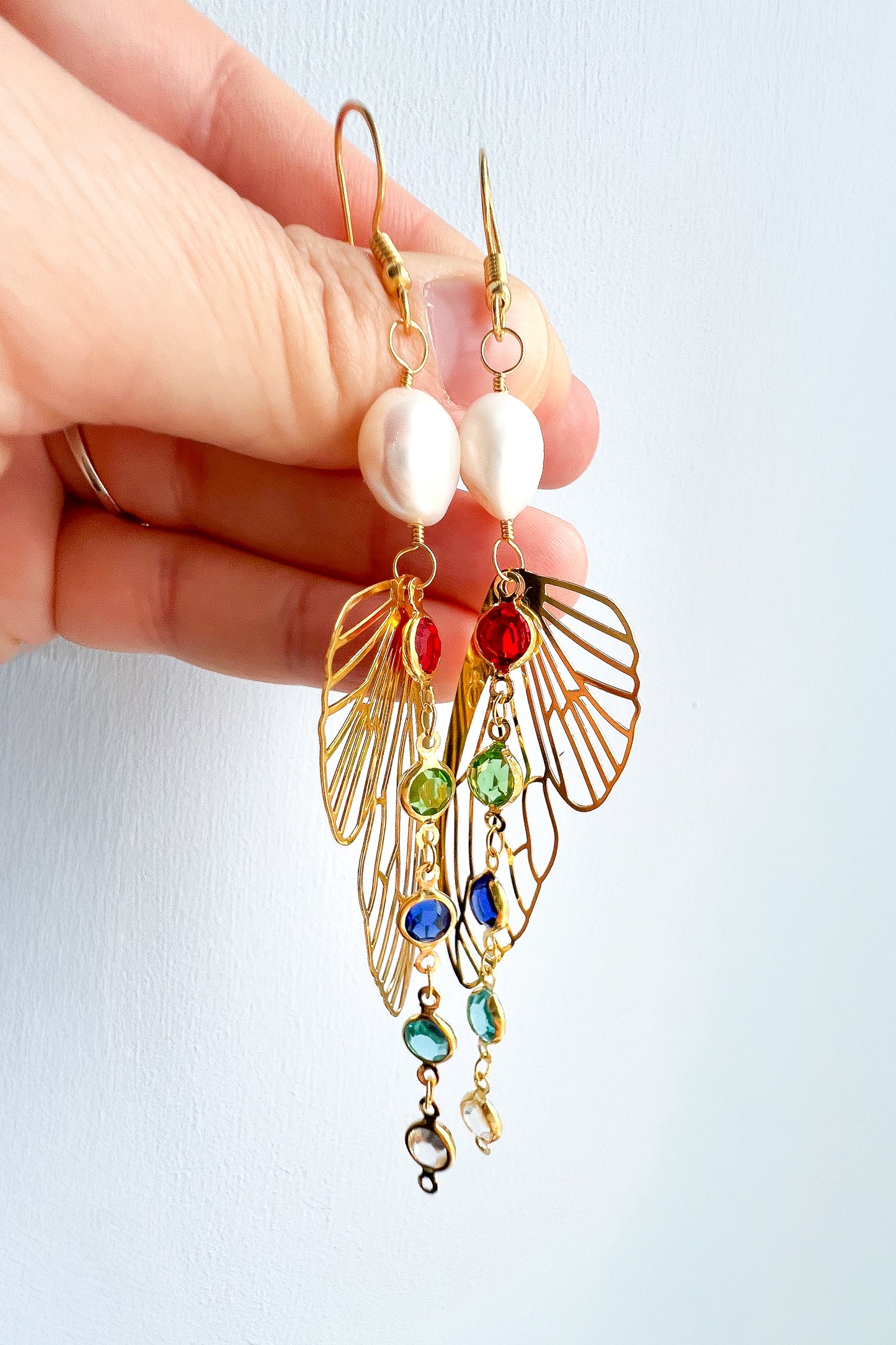 .🦋 Pearl glimmer-wing earrings - gold wings rainbow chain