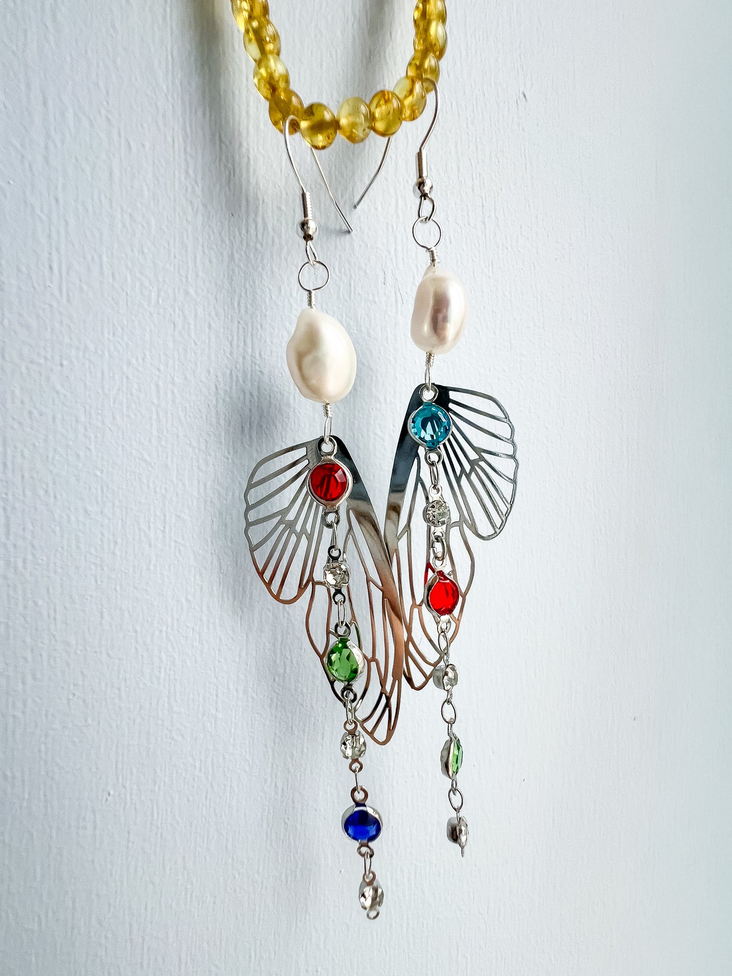 .🦋 Pearl glimmer-wing earrings - silver round chain