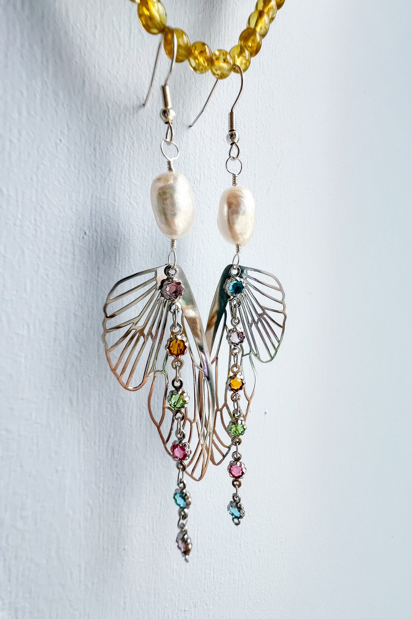 .🦋 Pearl glimmer-wing earrings - silver flower chain