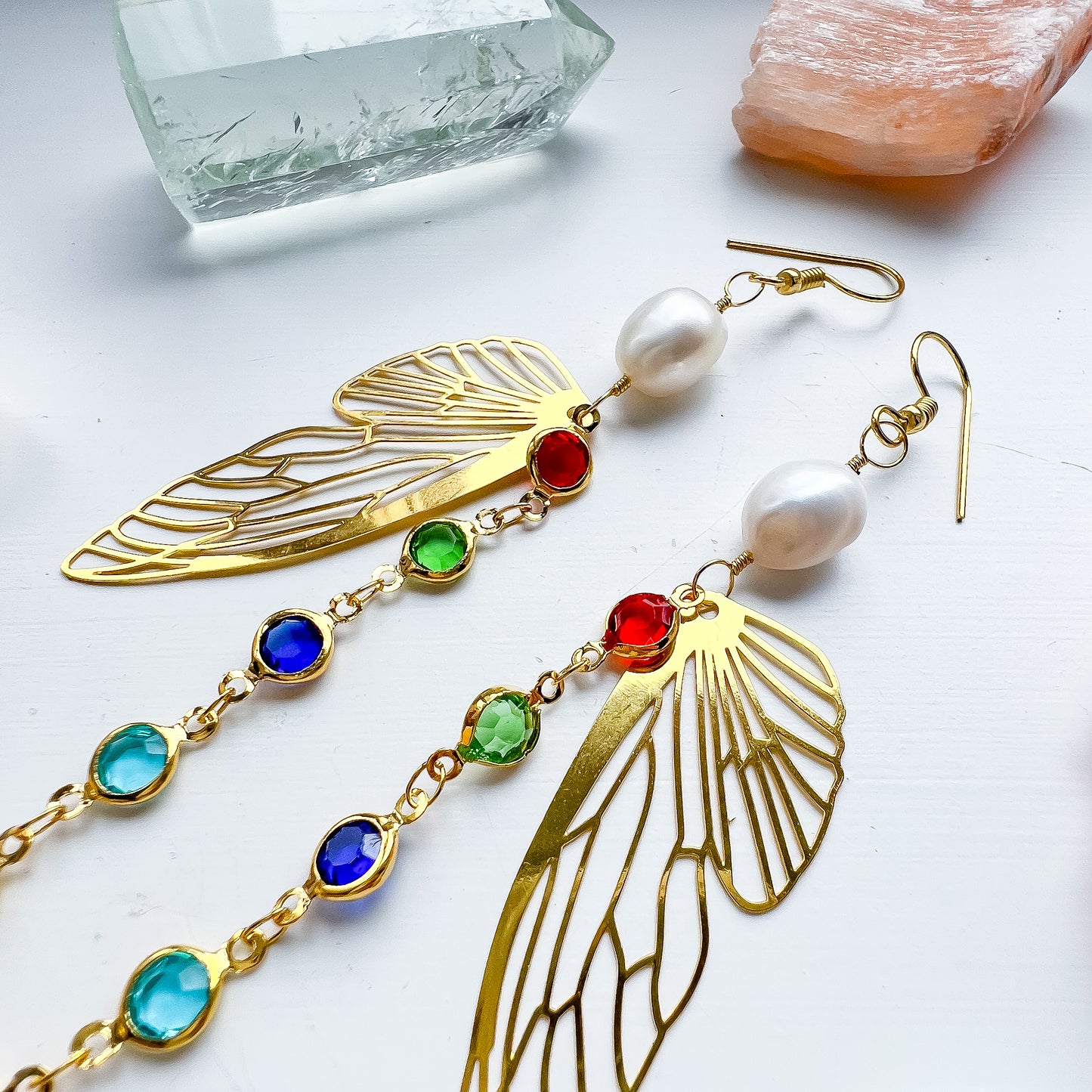 .🦋 Pearl glimmer-wing earrings - gold wings rainbow chain