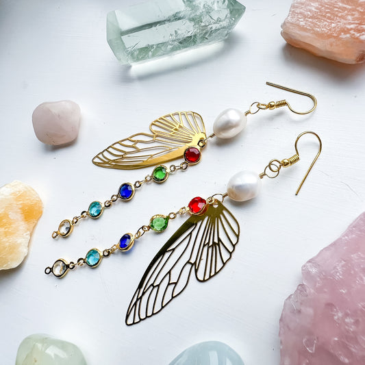 .🦋 Pearl glimmer-wing earrings - gold wings rainbow chain
