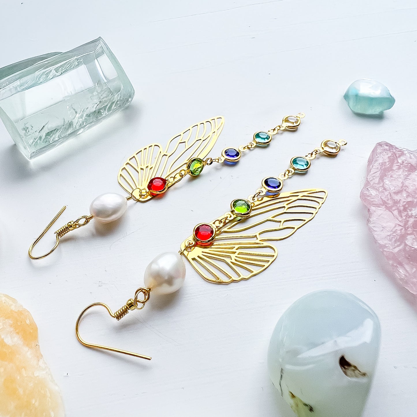 .🦋 Pearl glimmer-wing earrings - gold wings rainbow chain