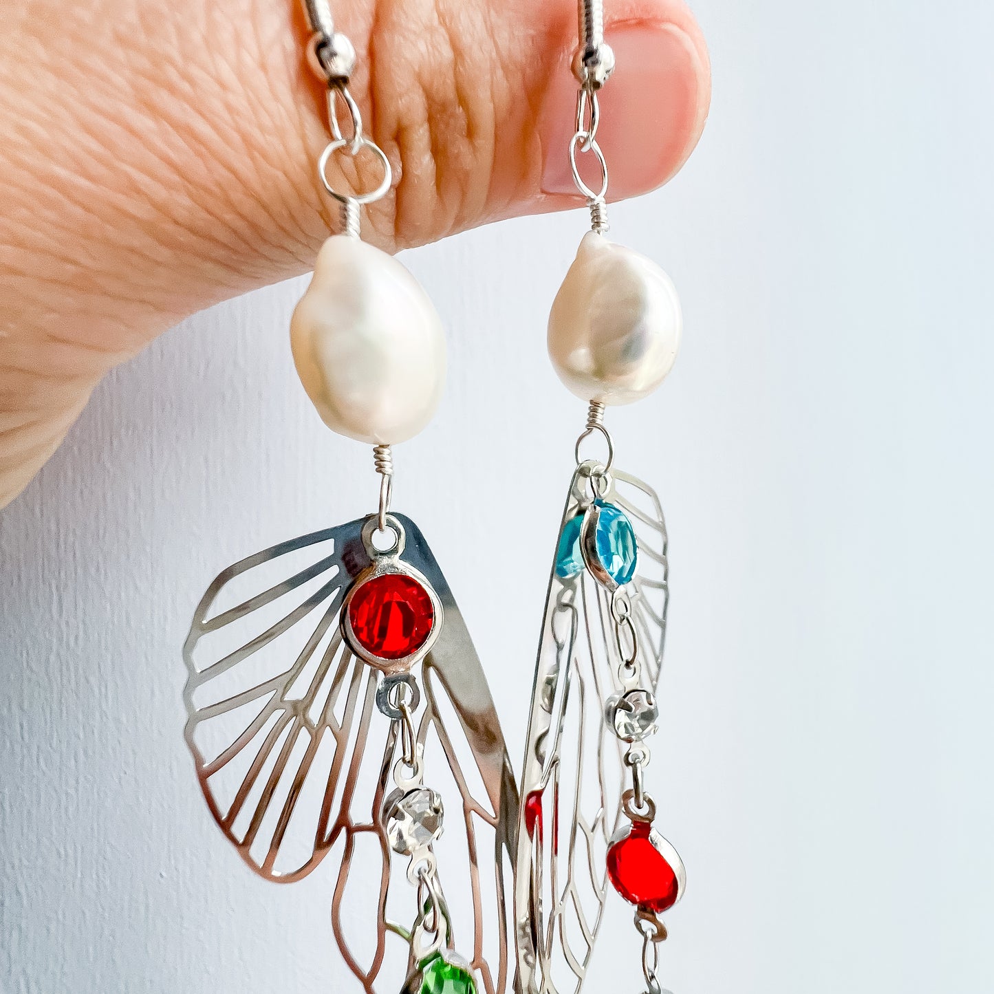.🦋 Pearl glimmer-wing earrings - silver round chain