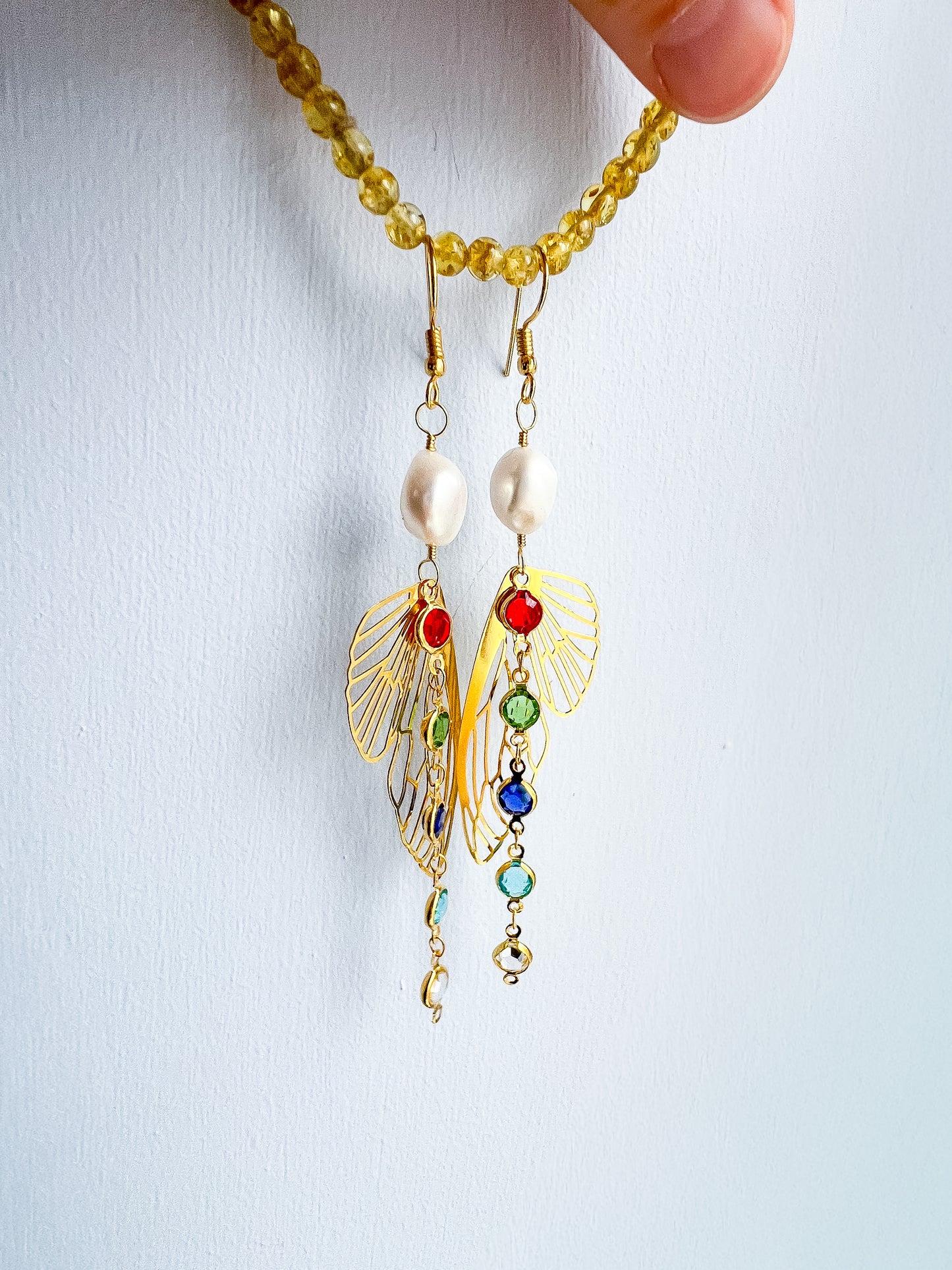 .🦋 Pearl glimmer-wing earrings - gold wings rainbow chain