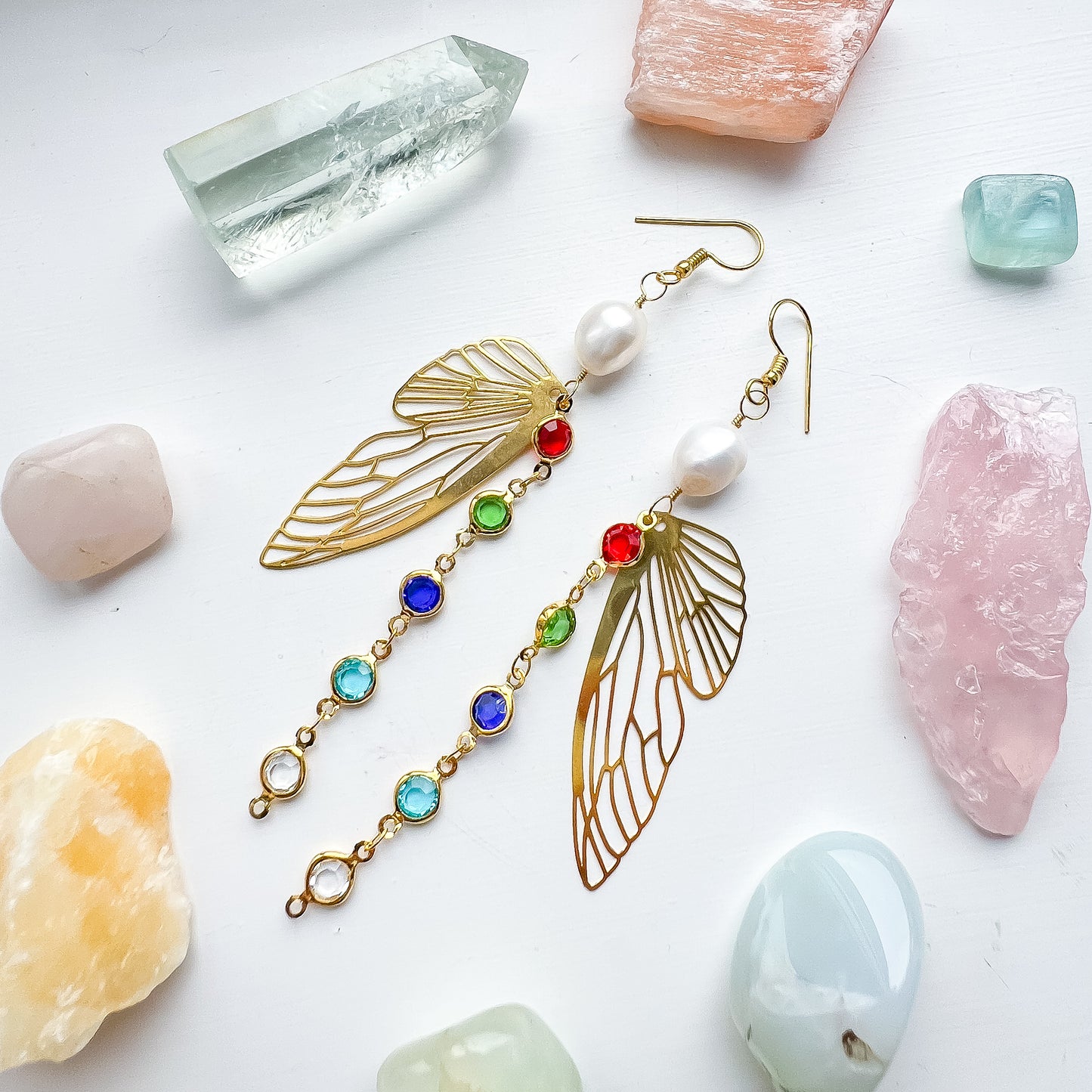 .🦋 Pearl glimmer-wing earrings - gold wings rainbow chain