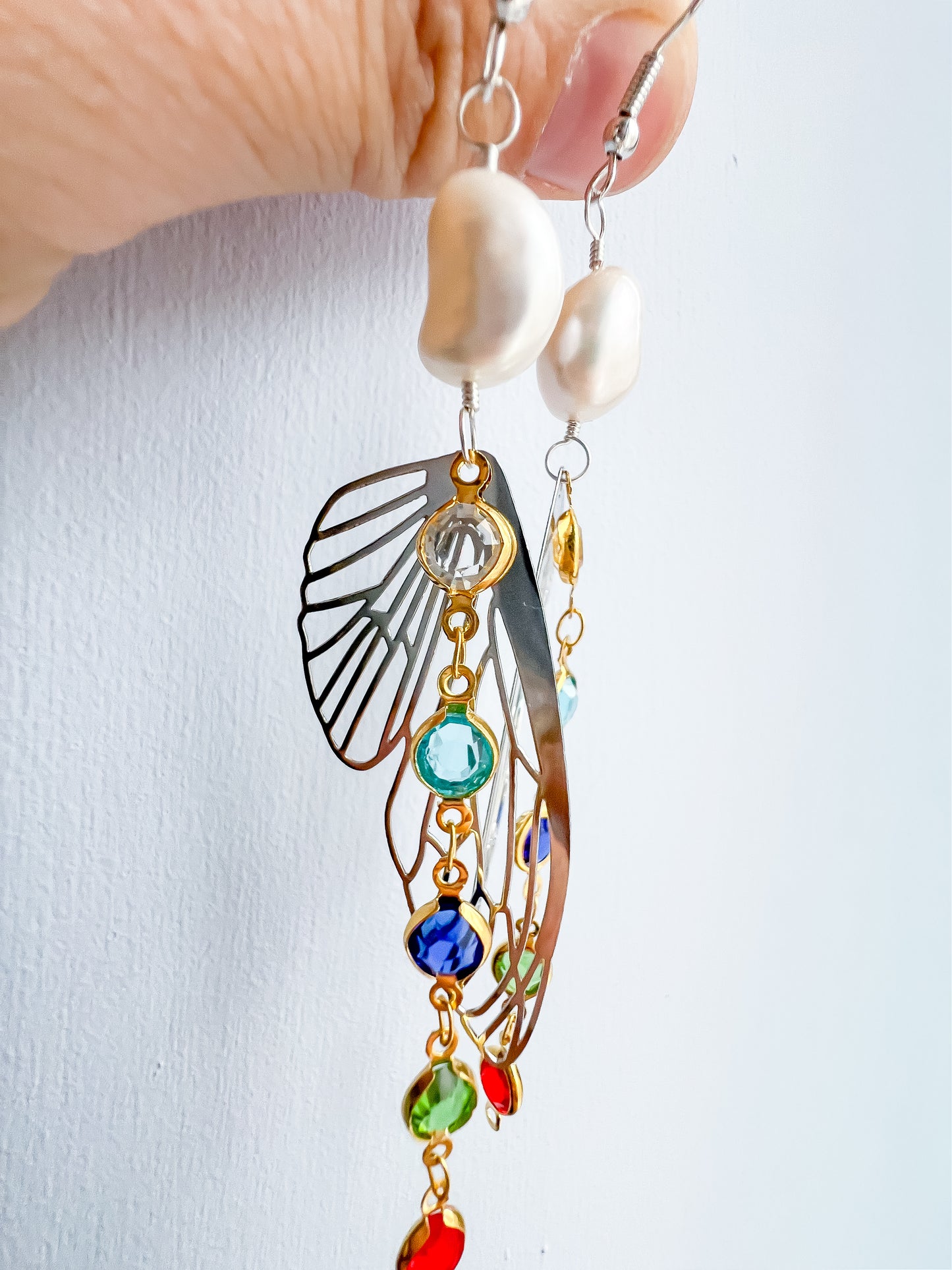 .🦋 Pearl glimmer-wing earrings - silver wing gold chain