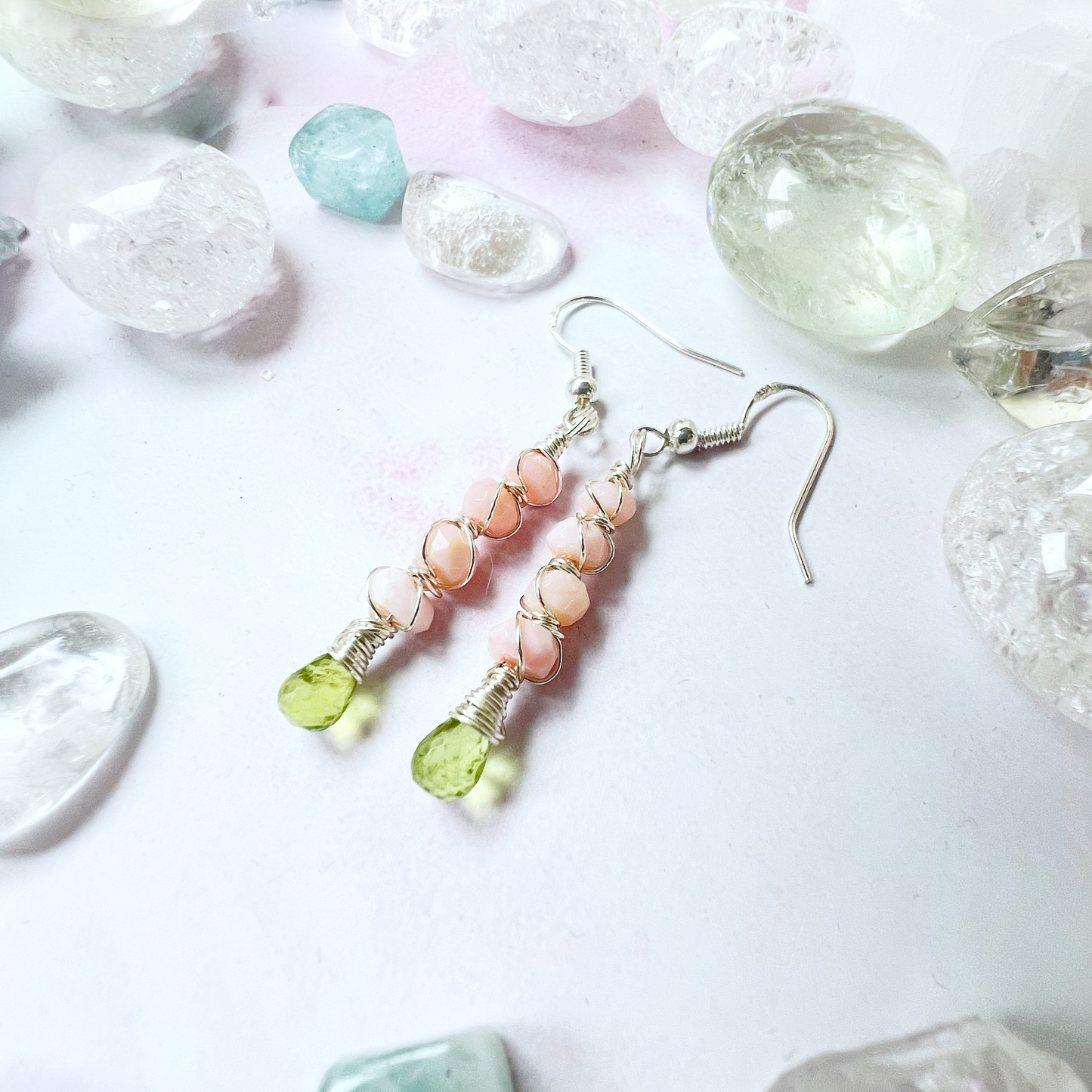 Twisted kisses earrings - Peridot and pink opal