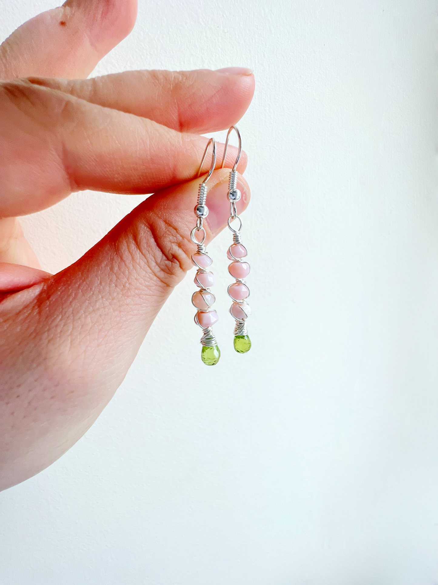 Twisted kisses earrings - Peridot and pink opal